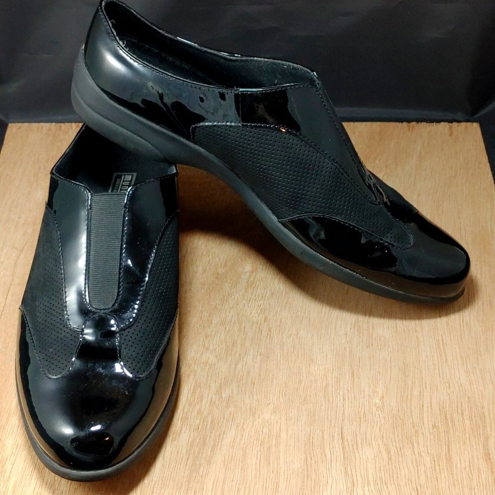 Munro American Black Patent Loafer Shoe Women's Sz 8.5 Flats Slip-on